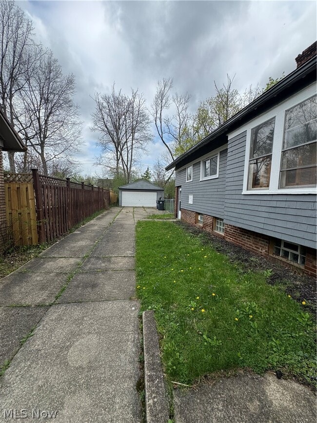 Building Photo - 3327 Bradford Rd