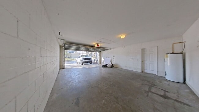 Building Photo - Lovely Large 5/4 Pool Home in West Haven