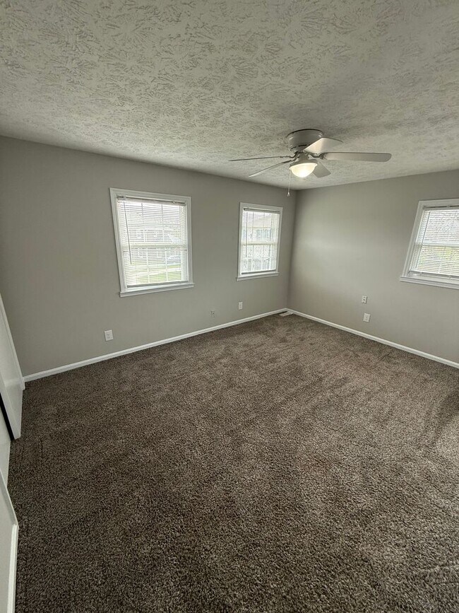 Building Photo - 3-bedroom, 2 full bath duplex in the desirable Lansdowne area offers comfort and convenience.