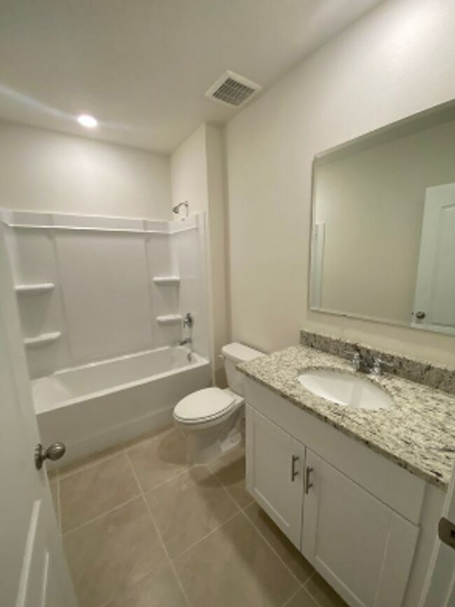 Building Photo - 4 Bedroom 2 Bath home in Oak Leaf Preserve...