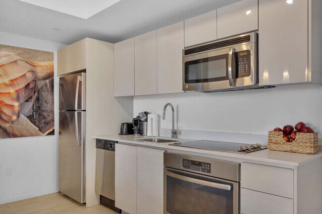 Building Photo - 2602 E Hallandale Beach Blvd