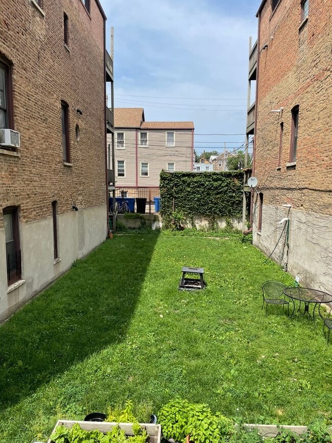 Building Photo - 974 W Cullerton St