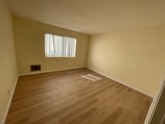 Building Photo - 719 N Eucalyptus Ave