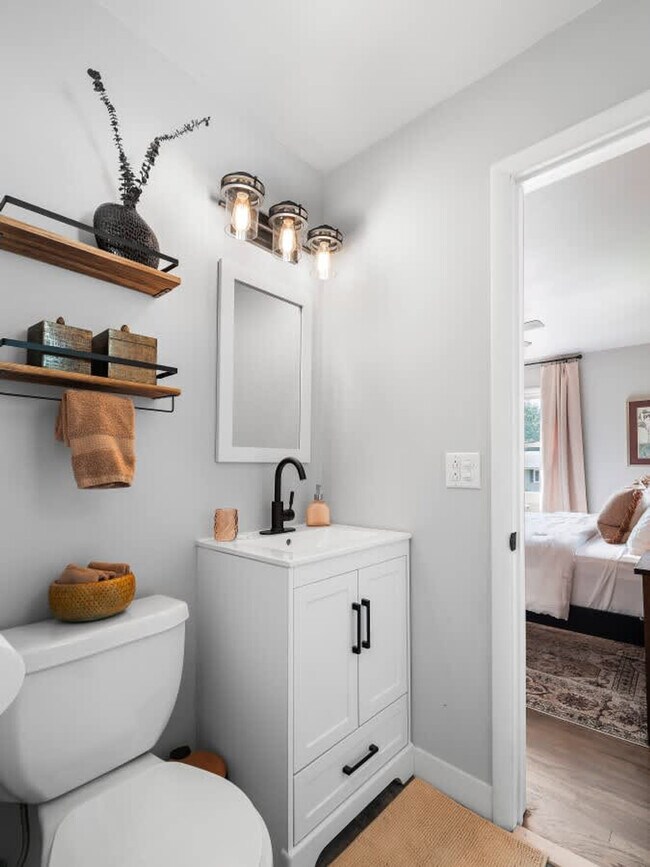 Building Photo - 670 Treeside Dr