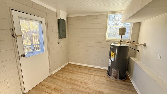 Building Photo - 2004 Chambers Dr NE