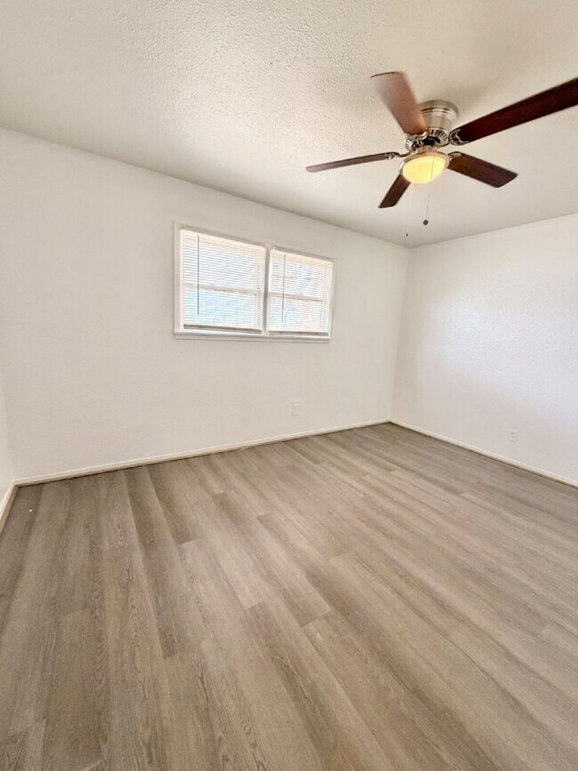Building Photo - "Charming 2-Bed Oasis in Lubbock: Cozy Comfort at 529 42nd Street!"