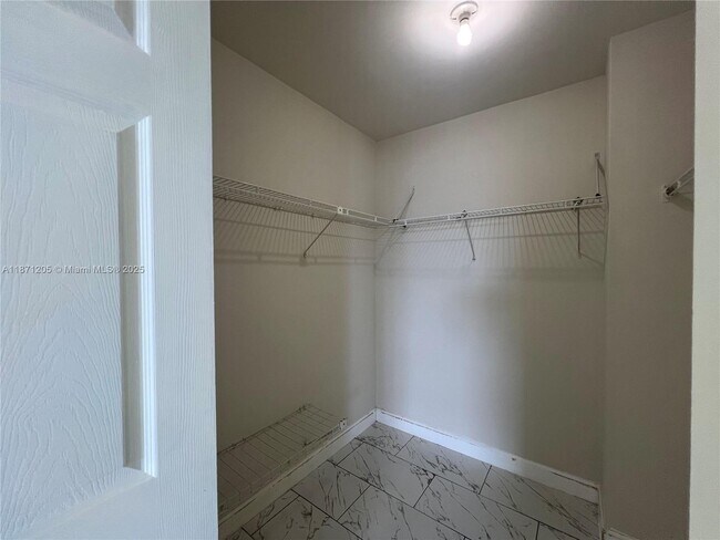 Building Photo - 480 W Park Dr