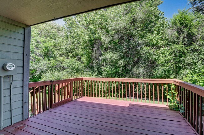 Building Photo - $2,025 - 2 Bed, 2.5 Bath Unit in Lakewood with In-Unit Laundry!