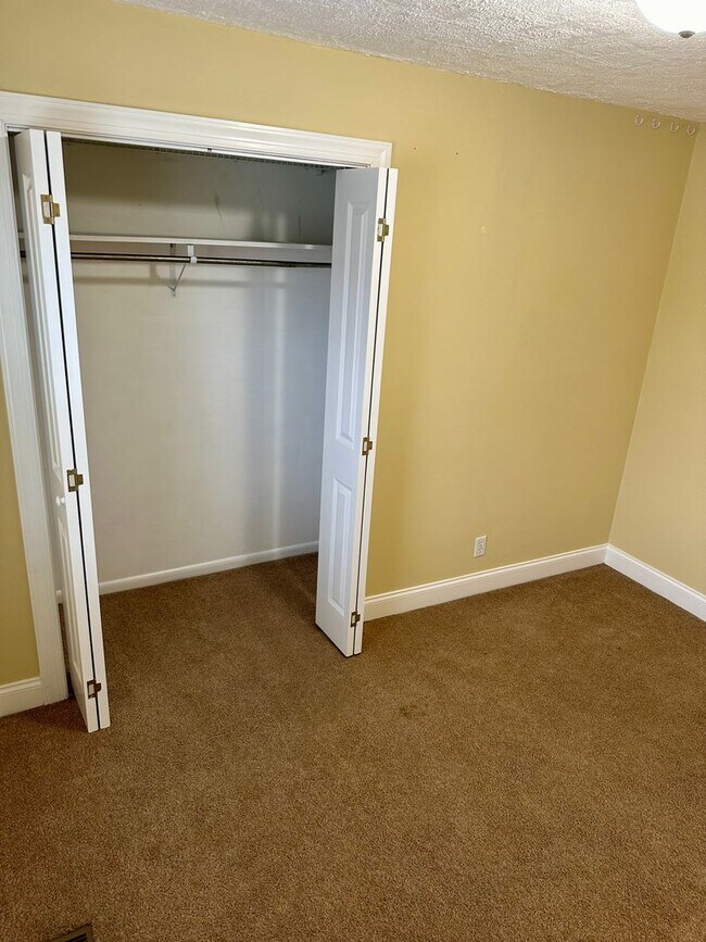 Building Photo - 3  bedroom 1.5 bath now available in Oolte...