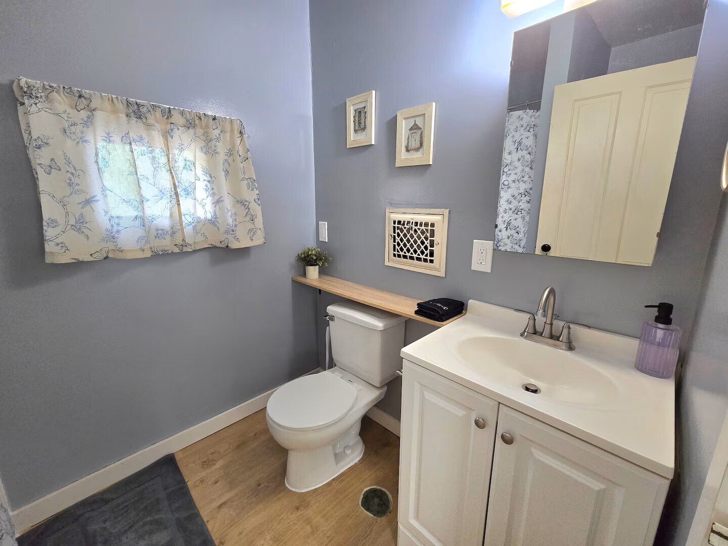 Building Photo - 1303 8th St E