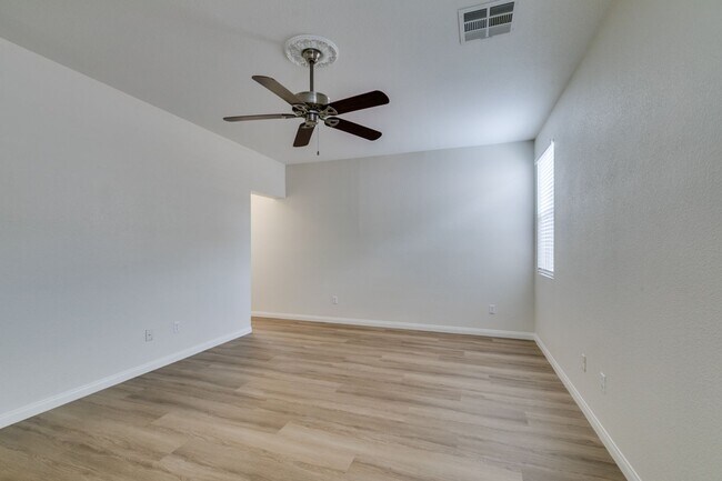 Building Photo - 3- Bedroom, 2- Bathroom home in Mountain's...
