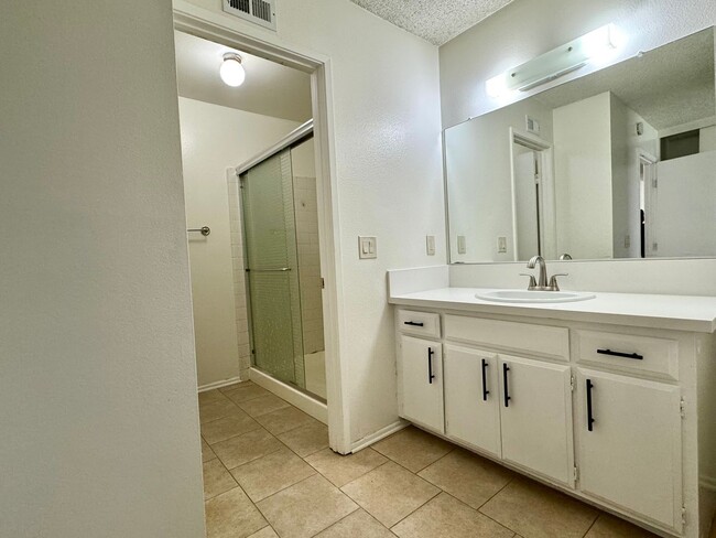 Building Photo - Recently renovated 3 bedroom, 2 bath unit ...