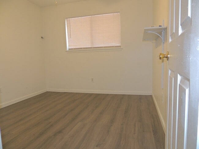 Building Photo - 2187 Glenwood Dr
