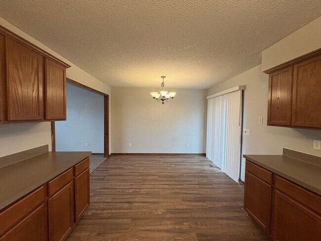 Building Photo - 4 bedroom in Liberty MO!! Brand New Flooring!