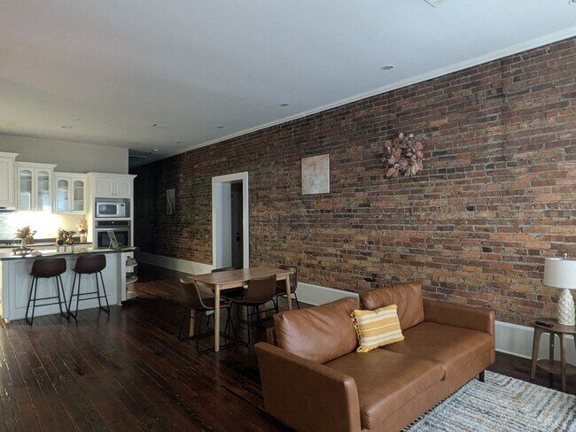 Building Photo - Cute Upstairs Down Town Apartment!