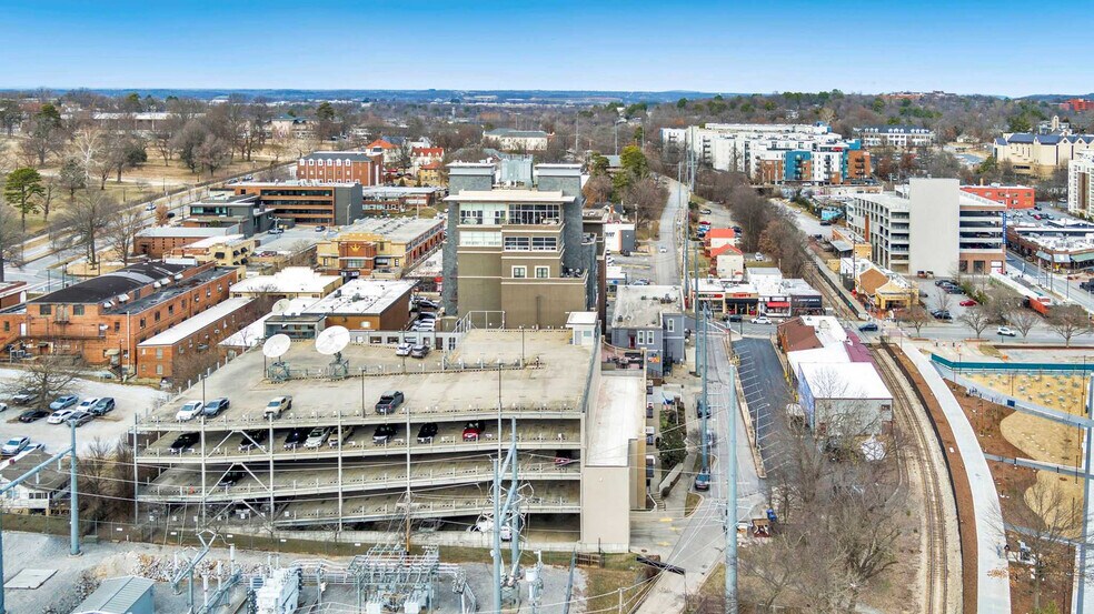 Building Photo - 609 W Dickson St