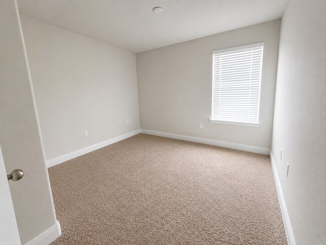 Building Photo - Spacious 5-Bedroom with 4.5 Baths at 176 Mitchell's Manor, Haines City!