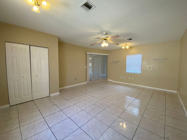 Building Photo - TWO BEDROOM W/ BONUS ROOM - Move In Ready