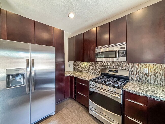 Building Photo - Beautiful 4BD/2.5BA House in Eastlake W/ O...