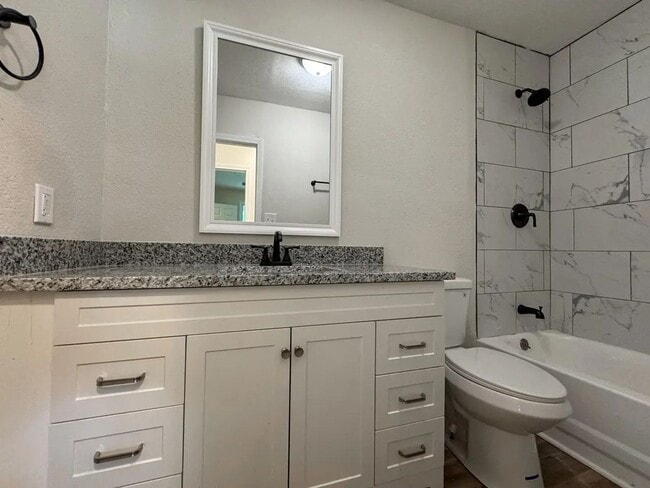 Building Photo - 3 Bed 2 Bath 2 Car Garage in Strafford MO