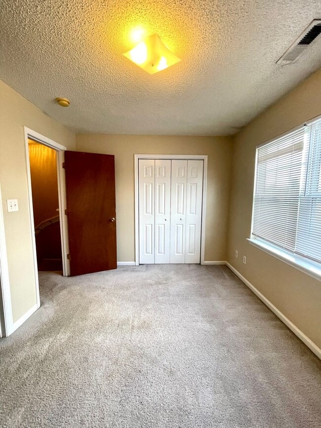 Building Photo - Minutes to Camp Lejeune! Pets with Owner Approval!