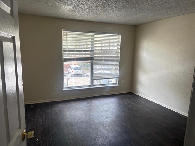 Building Photo - 4015 Versailles Dr