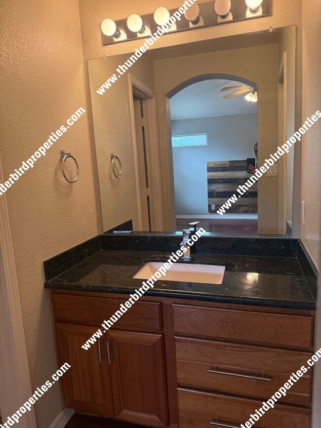 Building Photo - Gated Community available NOW!