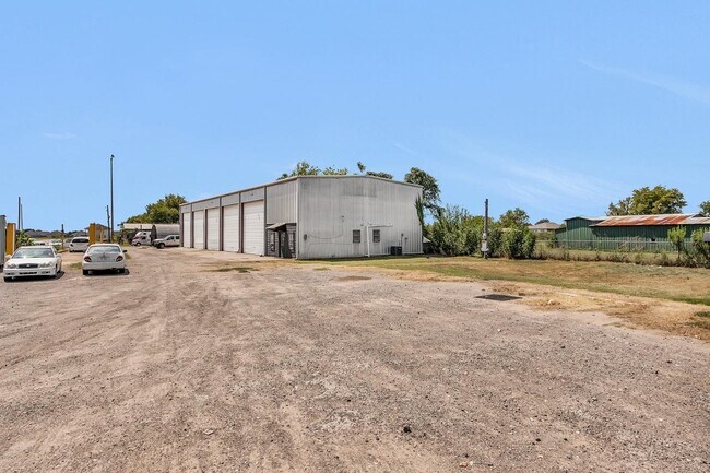 Building Photo - 8867 Co Rd 424
