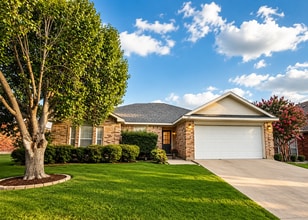 Building Photo - Charming Arlington Retreat with Open Living, Cozy Fireplace, and Prime Location — Don’t Miss This...