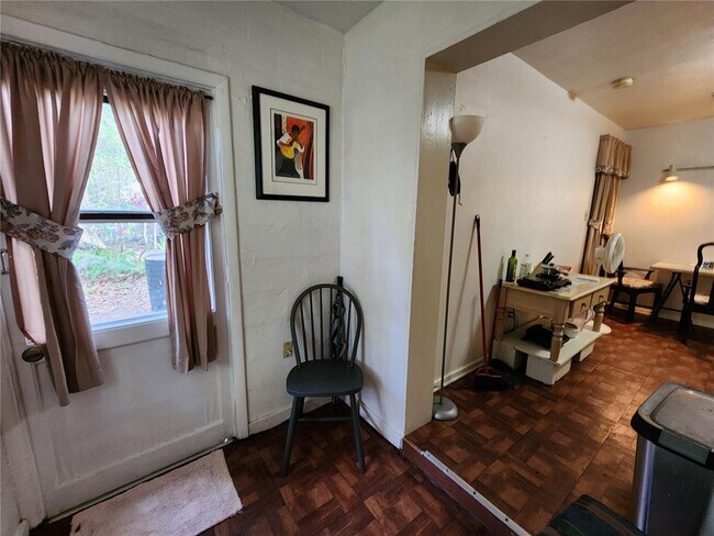 Building Photo - 1030 NE 9th St