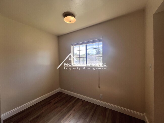 Building Photo - 5546 Cranbrook Way