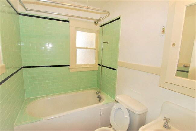 Building Photo - Charming Upstairs 1BR with Vintage Appeal in Alamitos Beach