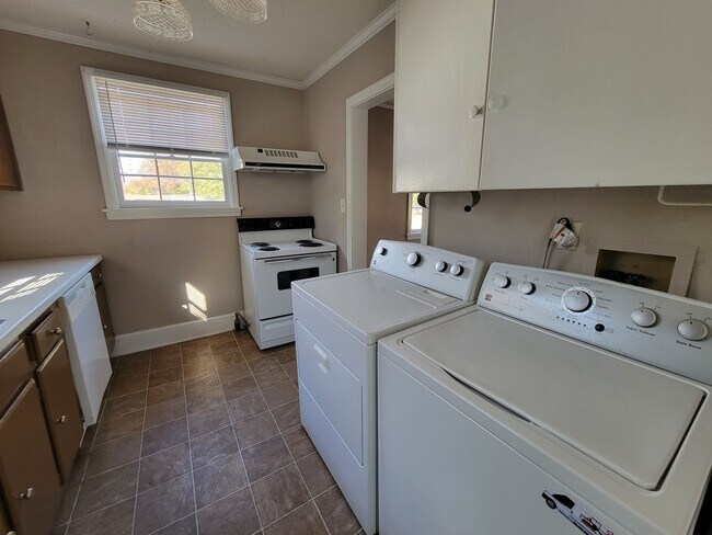 Building Photo - 2 Bedroom House off of Ogelthorpe Avenue