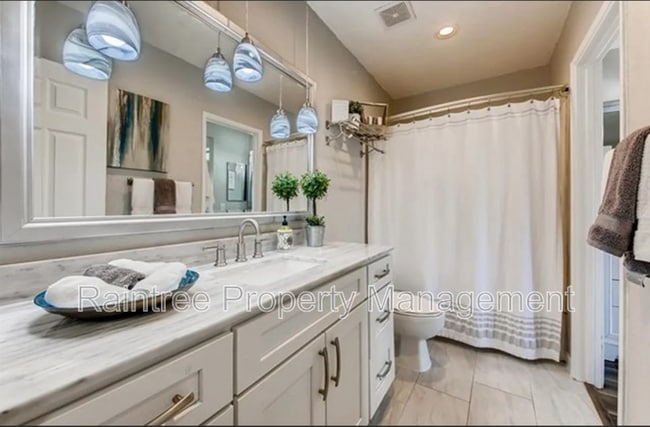 Building Photo - 671 Ascot Dr