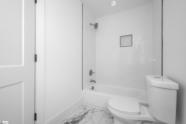 Building Photo - 305 Valley St