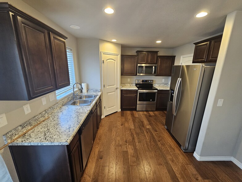 Building Photo - 9996 Castor Dr