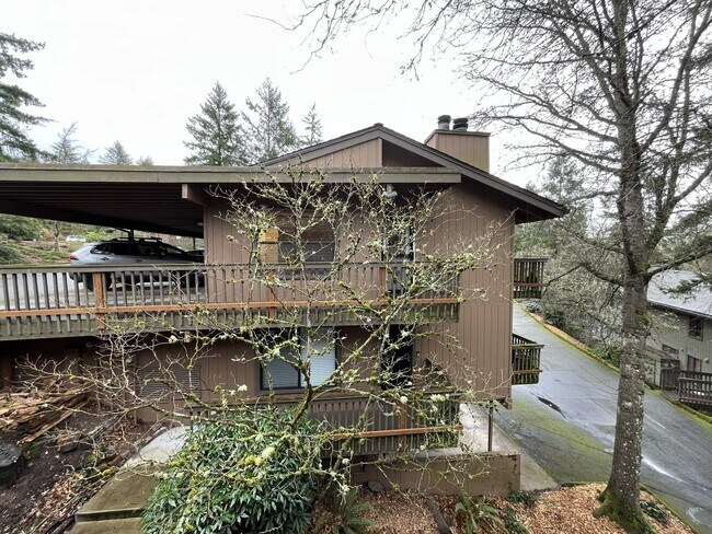 Building Photo - Newly Renovated 1Bd + 1Ba Condo in West Haven-Sylvan! No Stairs, Direct Access, Parking + Pool, S...