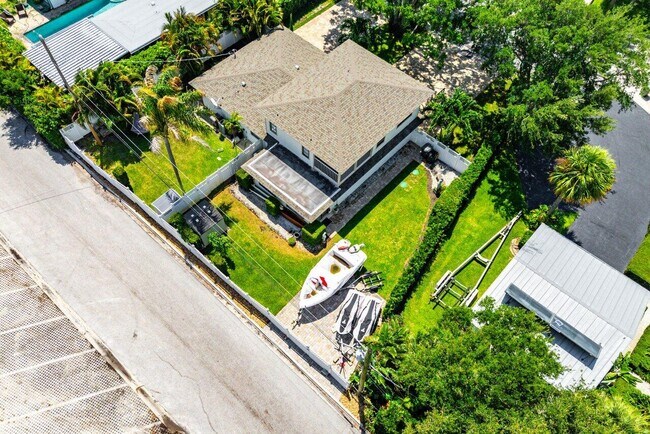 Building Photo - 2101 N Palm Cir