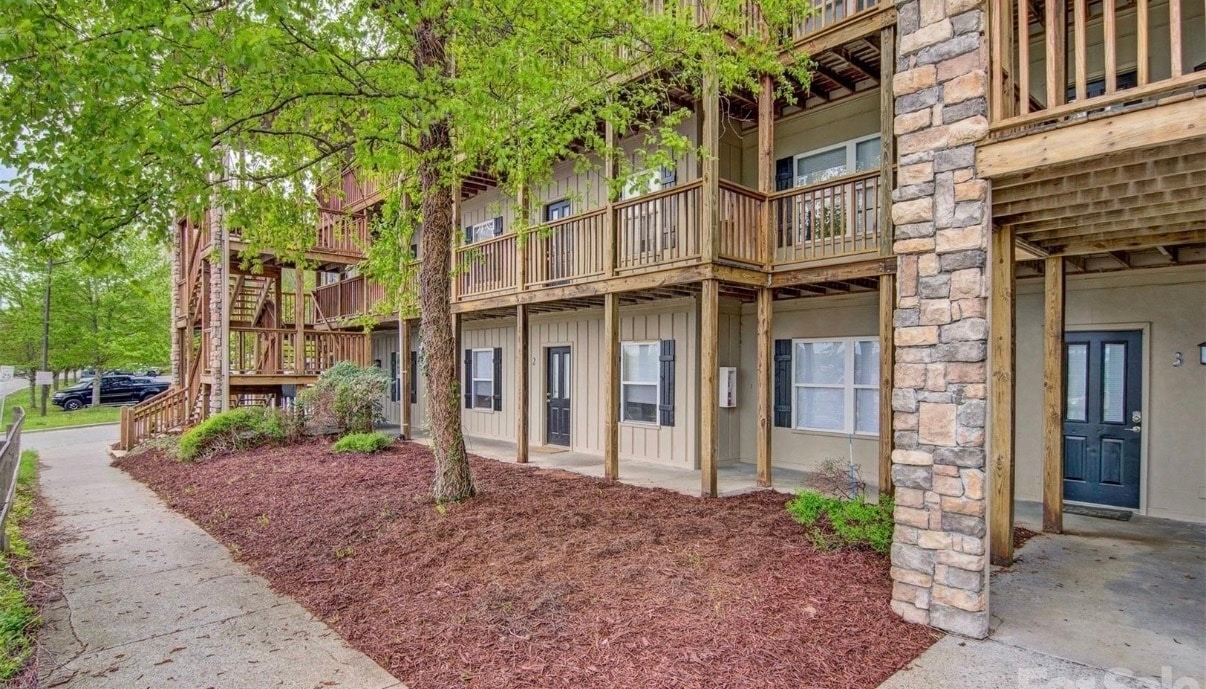 Building Photo - 800 Meadowview Dr