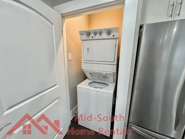 Building Photo - 1046 Tanglewood St