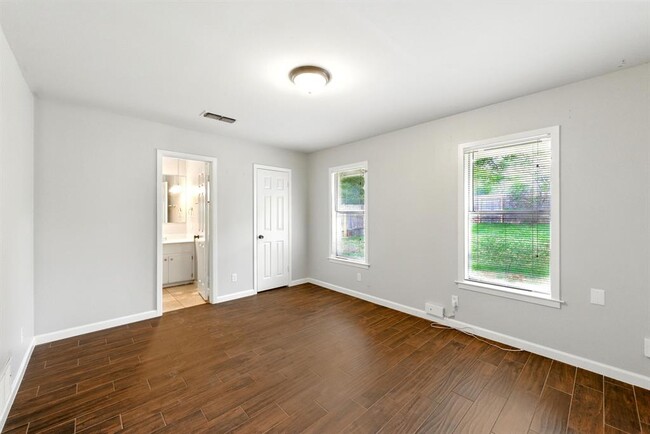 Building Photo - 1009 Rebbeca Dr
