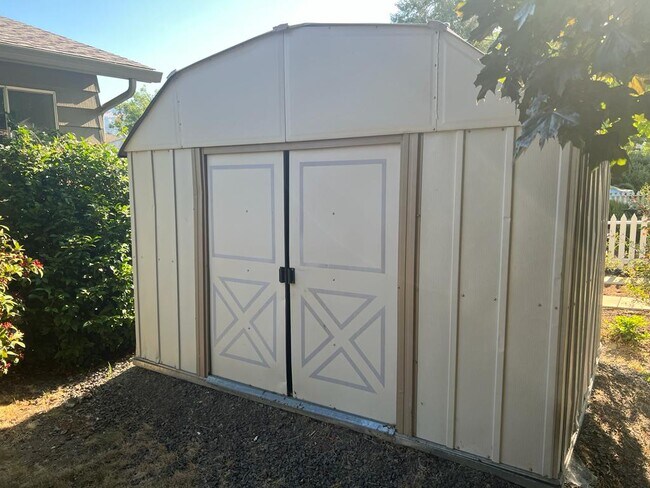 Building Photo - 1065 E Main St