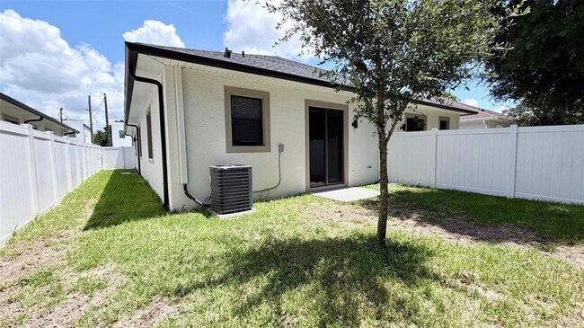Building Photo - 4106 N Thatcher Ave