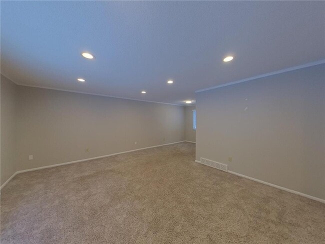 Building Photo - 13101 Thomas Ave