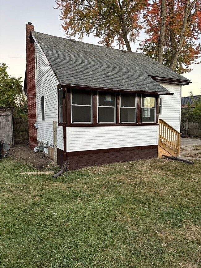 Building Photo - LEO  3 BR 1 Bath