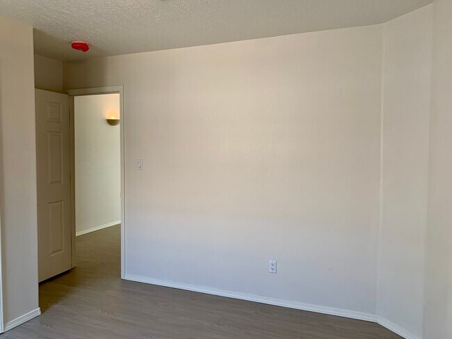 Building Photo - Lovely 3 Bedroom, 2 Bath In The NW!