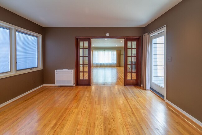 Building Photo - Charming and Well-Maintained Home in a Serene Neighborhood