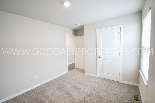 Building Photo - 4 Bedroom 3 Bath Ranch Finished Basement i...
