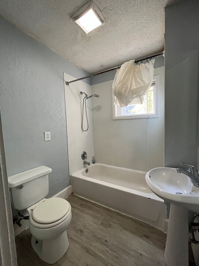 Shower/Tub Combo - 2913 N 27th St