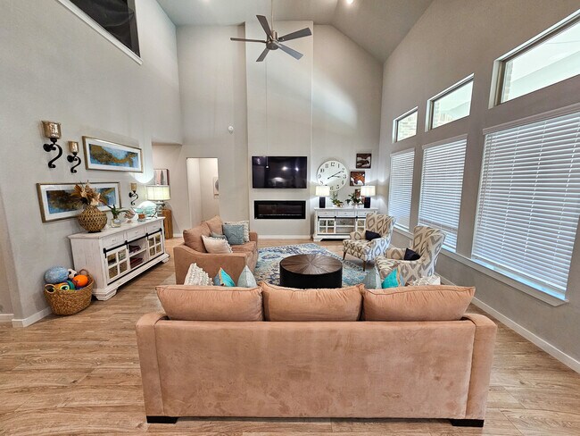 Building Photo - 198 Western Way